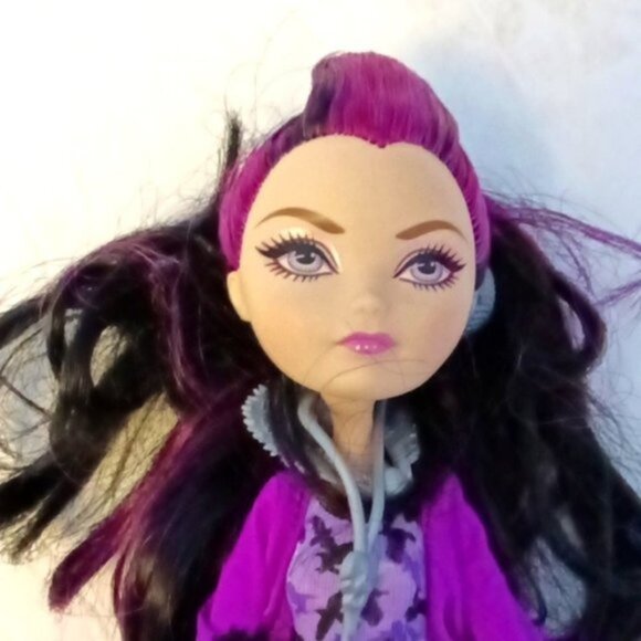 Ever After High Getting Fairest Raven Queen Original Outfit and Headphones - Picture 3 of 5